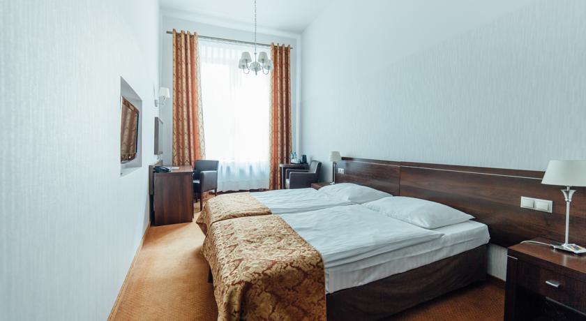 Kamer met twee losse bedden in Hotel Rezydent in Krakau