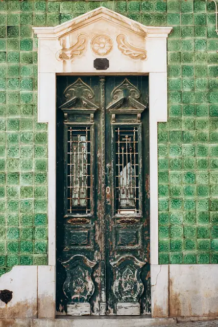 Lissabon - deur - gekleurd huis