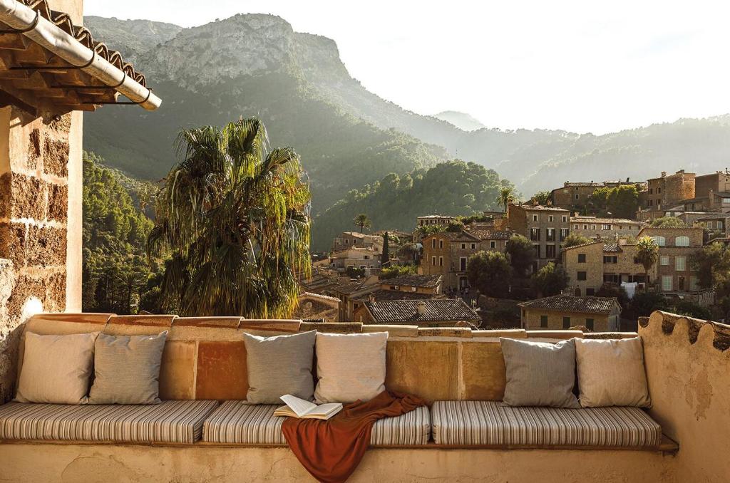 La Residencia, A Belmond Hotel - loungeterras met bergzicht