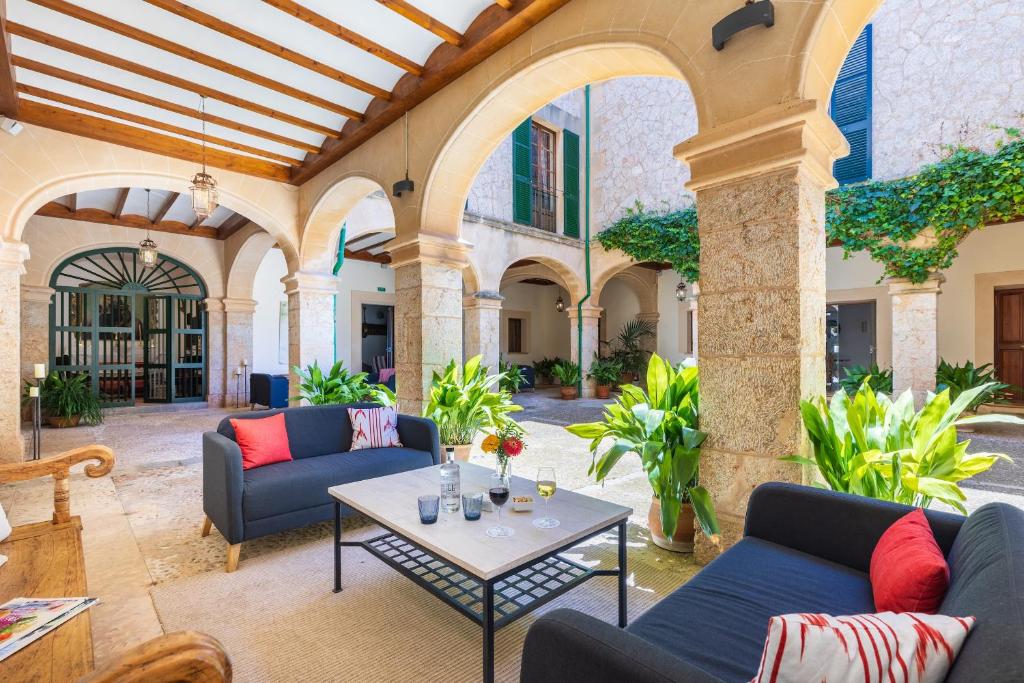 Hotel Llenaire - loungeterras met uitzicht