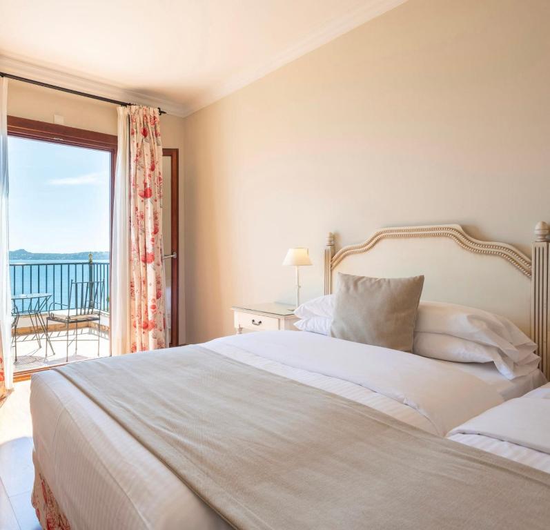 Hotel Cala Fornells - slaapkamer met zeezicht