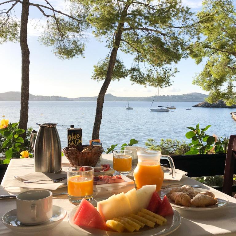 Hotel Cala Fornells - terras met zeezicht