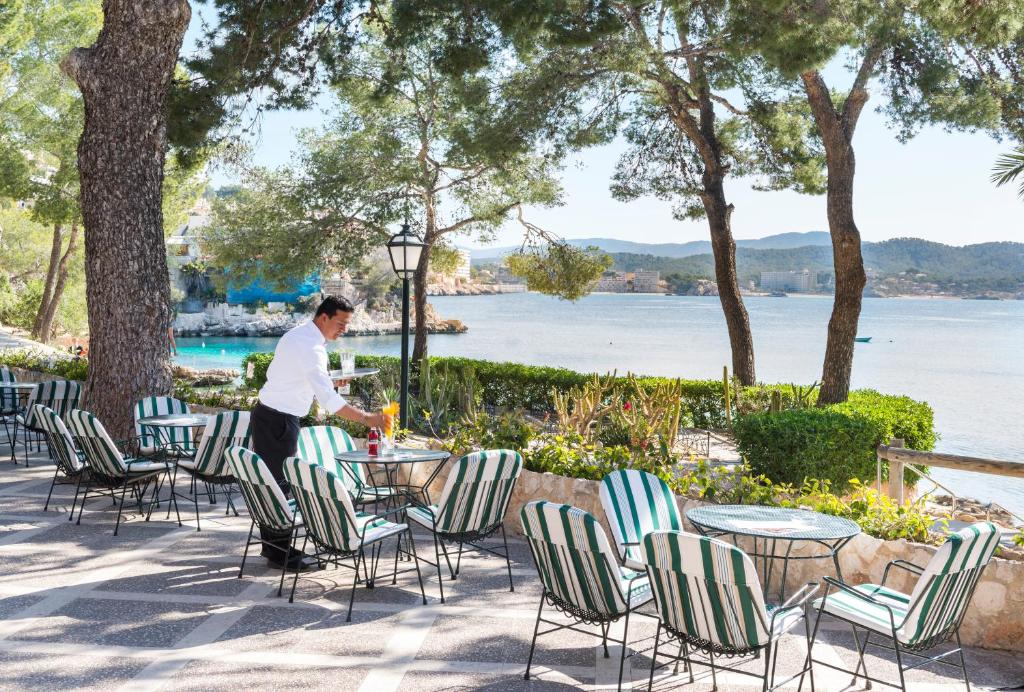 Hotel Cala Fornells - terras tussen de pijnbomen