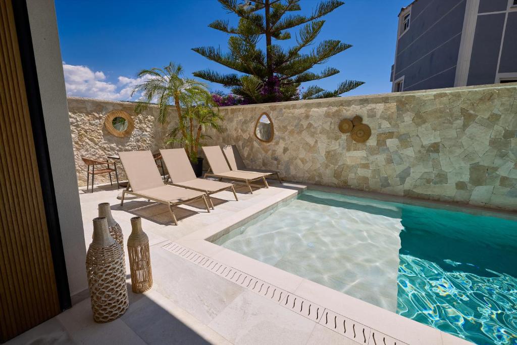 Veranda Hotel by Mirage - zwembad met ligbedden