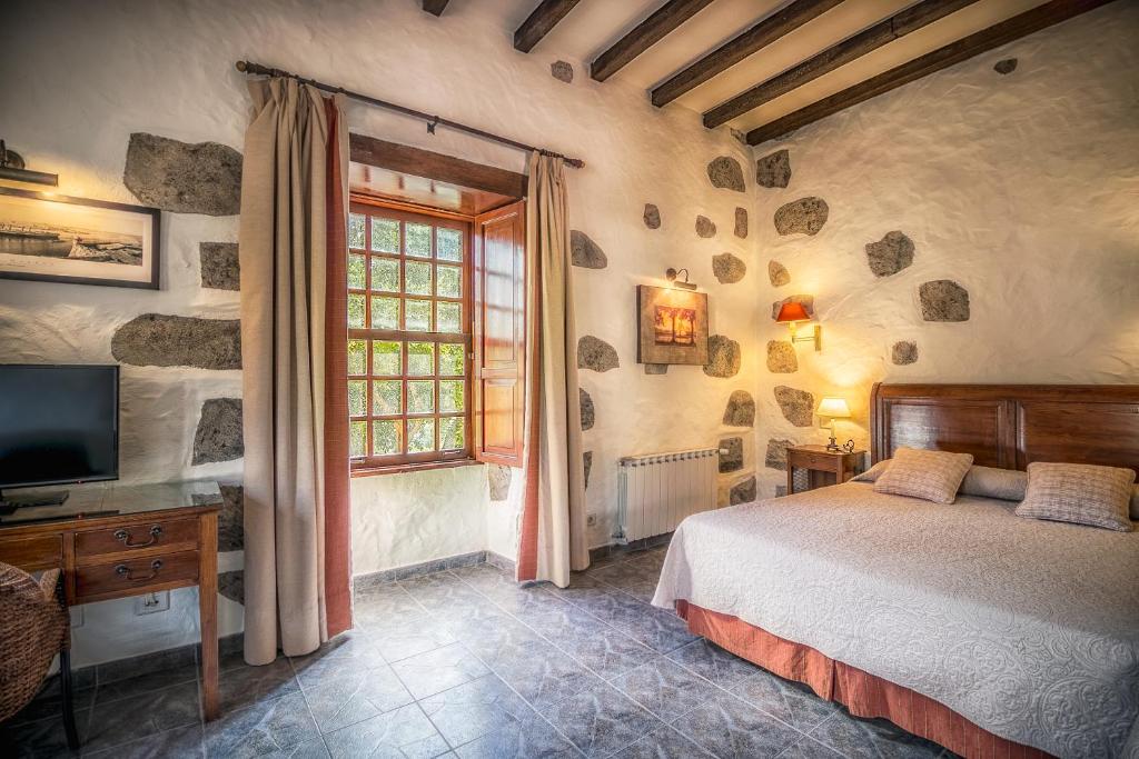 Hotel Rural LIVVO Maipez - kamer met natuurstenen muur