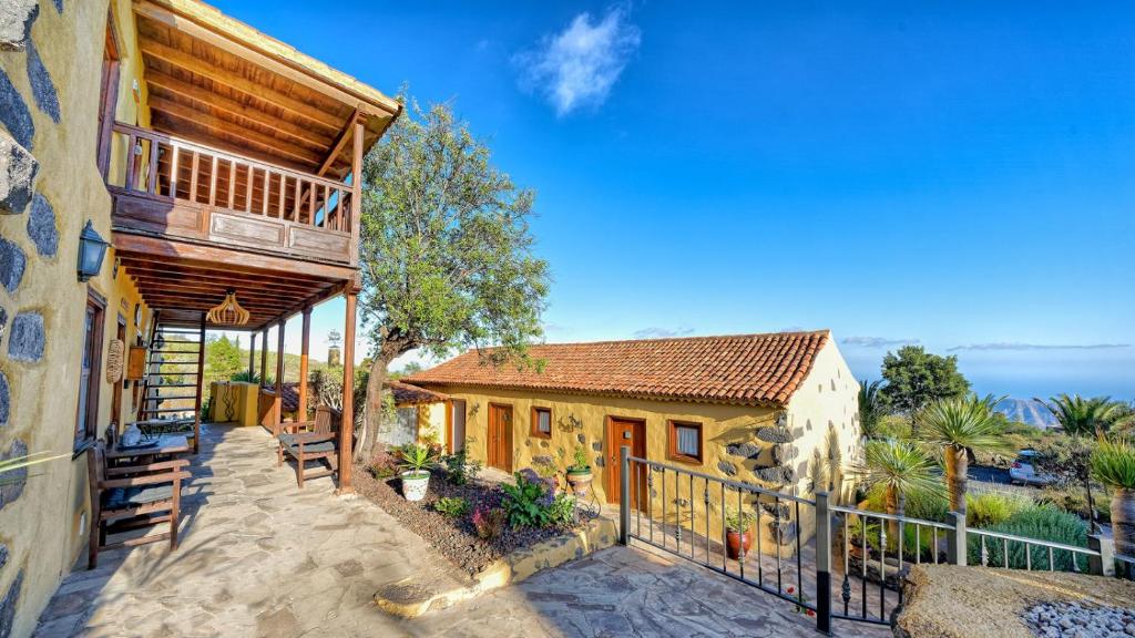 Hotel Rural La Correa del Almendro - gevel met balkon en zeezicht