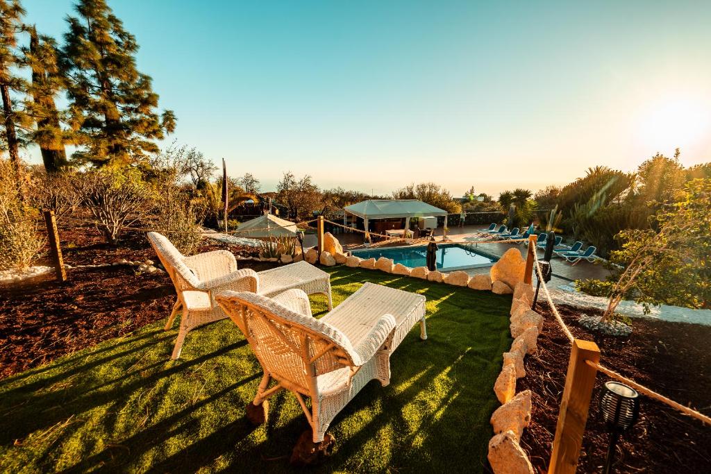 Hotel Rural La Correa del Almendro - ligstoelen bij zonsondergang