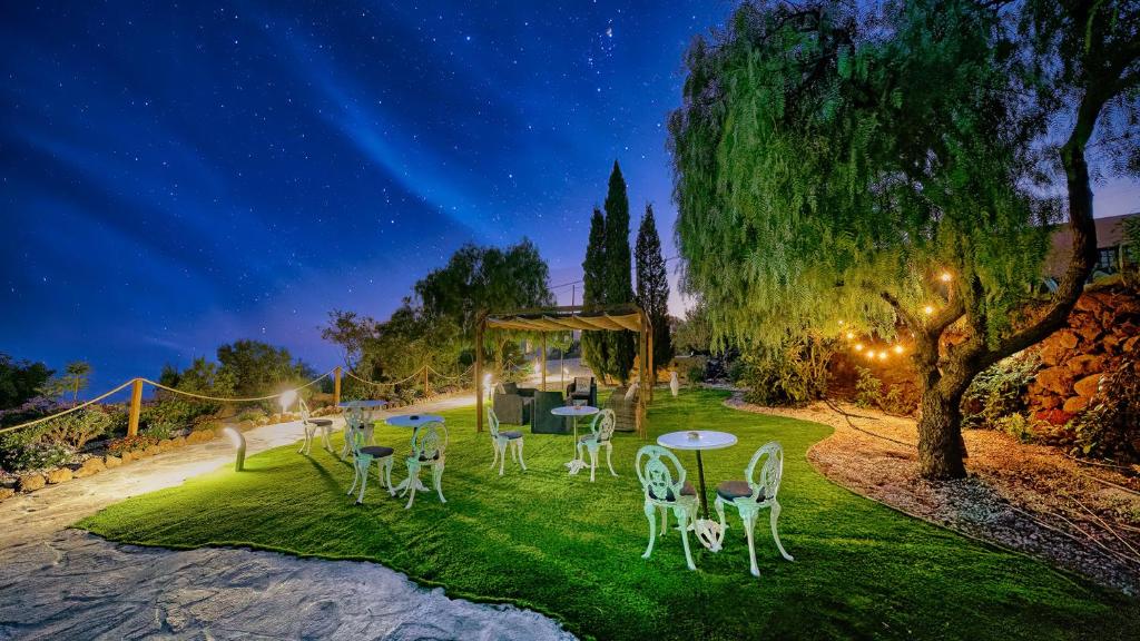 Hotel Rural La Correa del Almendro - tuin met terras in de avond