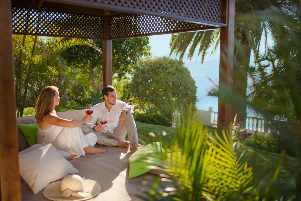 Hotel Jardin de la Paz - loungebed in de tuin