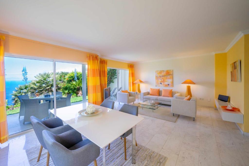Hotel Jardin de la Paz - woonkamer van het appartement