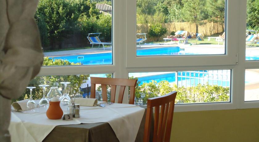 Restaurant en zwembad van Hotel Pausania Inn op Sardinie