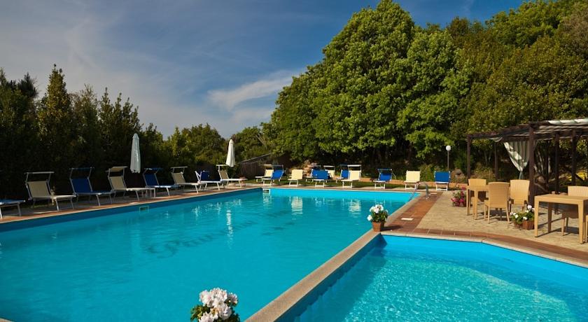 Zwembad en tuin van Hotel Pausania Inn op Sardinie