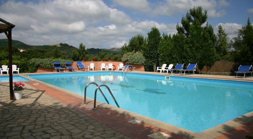 Zwembad en tuin van Hotel Pausania Inn op Sardinie