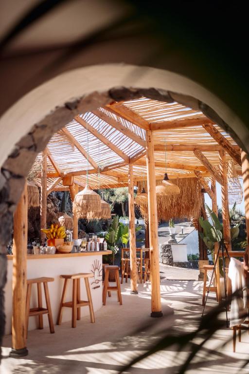 Boutique Eco Hotel Costa Magica - bar onder de pergola