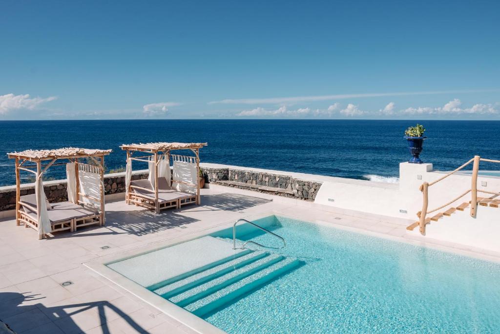 Boutique Eco Hotel Costa Magica - zwembad met loungebedden