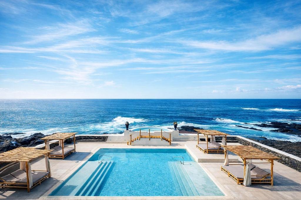 Boutique Eco Hotel Costa Magica - zwembad met uitzicht op zee