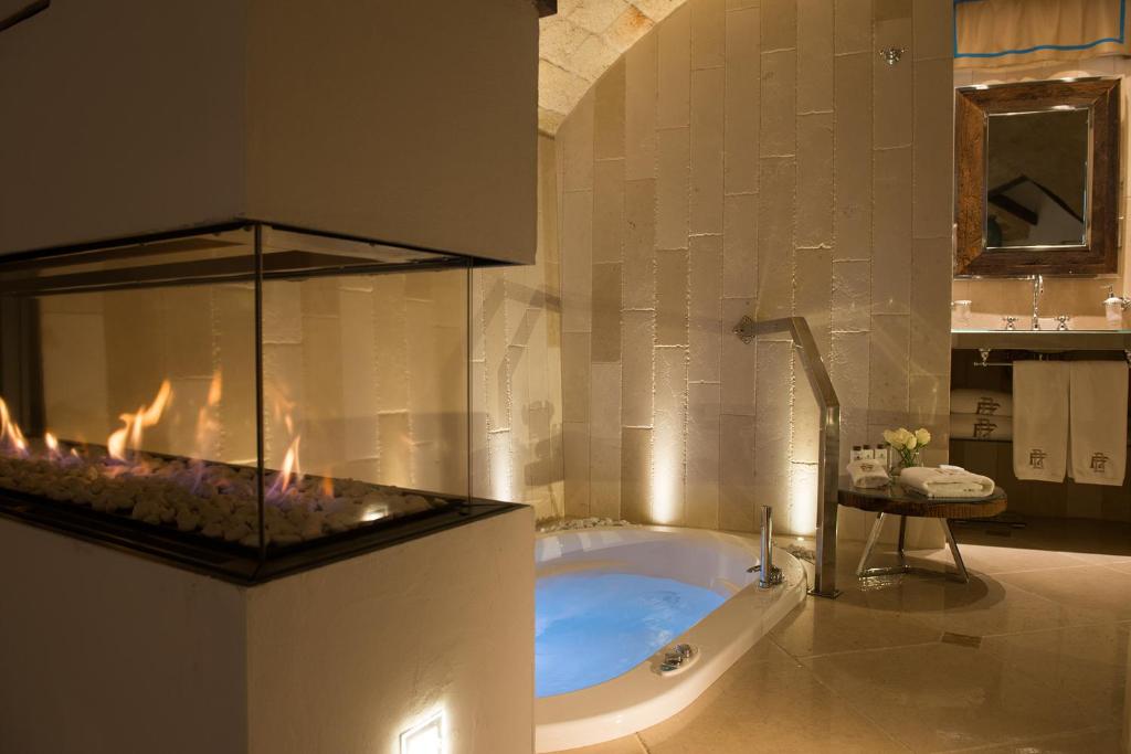 Dimora Don Ferrante - badkamer met bubbelbad en haard