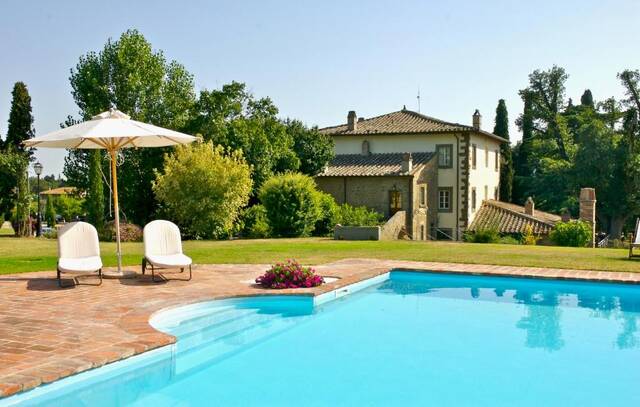 Relais Villa Baldelli - gebouw met zwembad en parasols