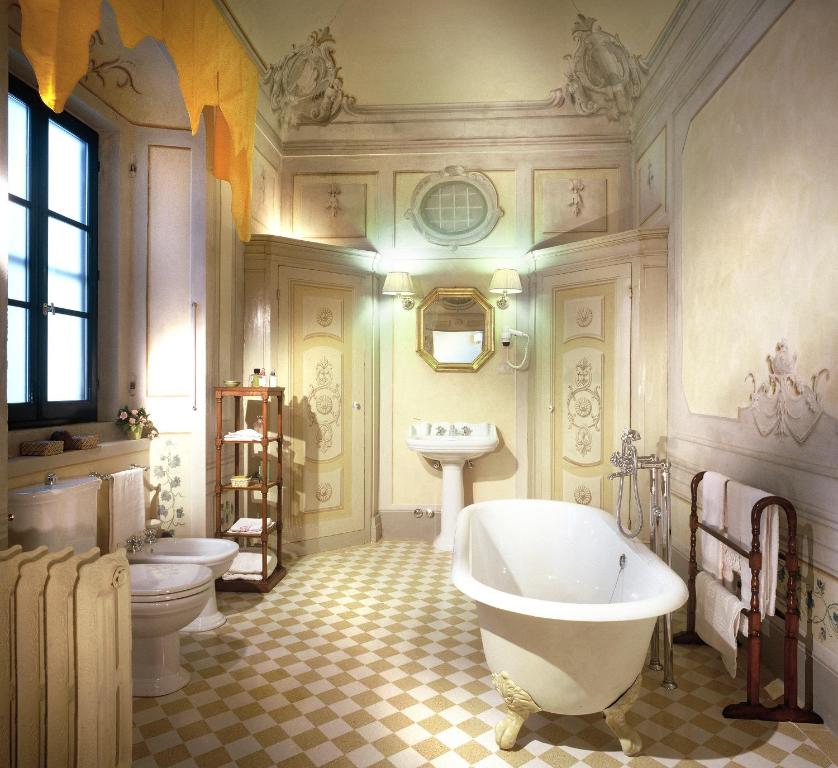 Villa Il Poggiale - badkamer met bad