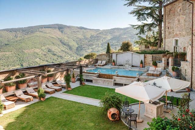 Monastero di Cortona - buitenzwembad met uitzicht