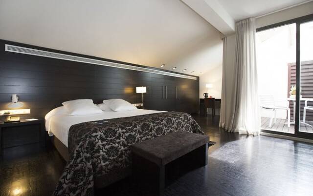 Slaapkamer van hotel Hospes Palau de La Mar in Valencia