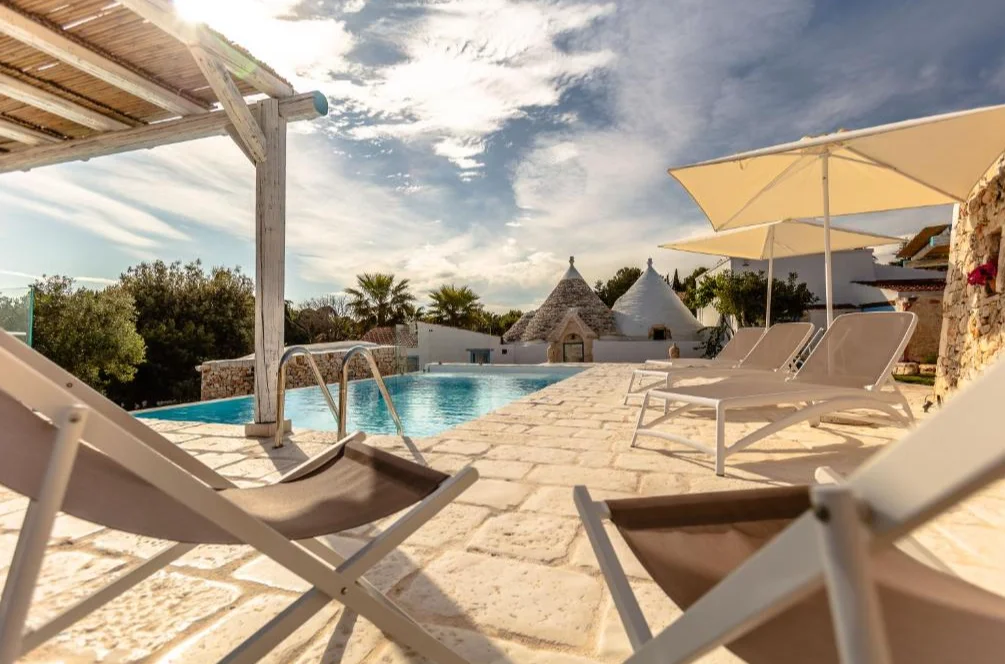 Bed and Breakfast Trulli Terra Magica ligbedden bij zwembad