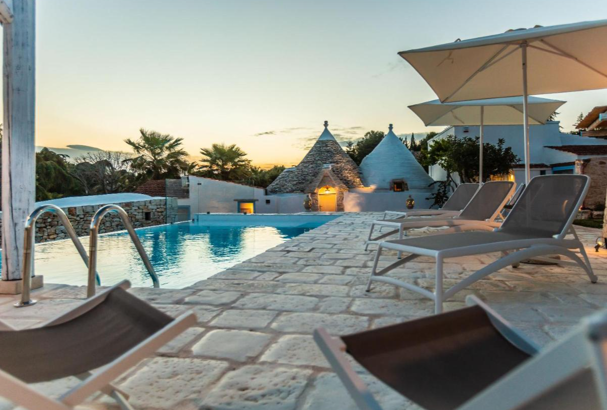 Zonneterras aan het zwembad Bed and Breakfast Trulli Terra Magica Puglia