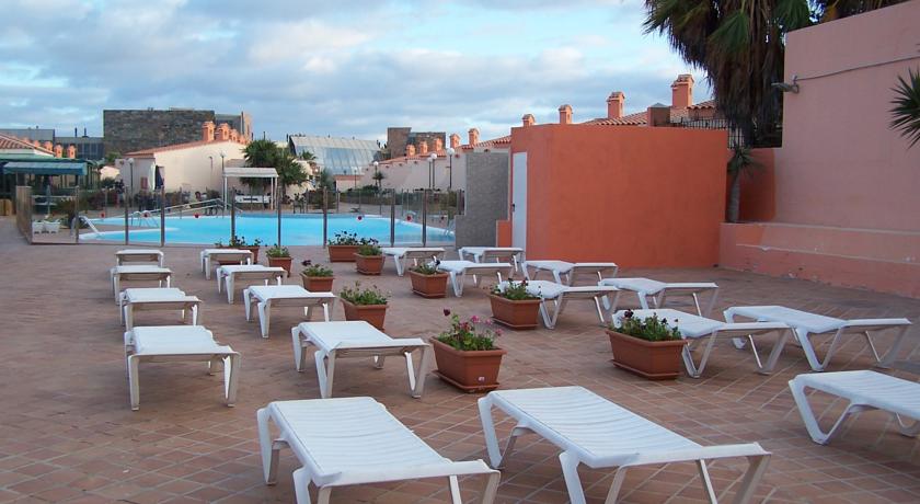 Ligbedjes bij zwembad van Bungalows Castillo Playa op Fuerteventura