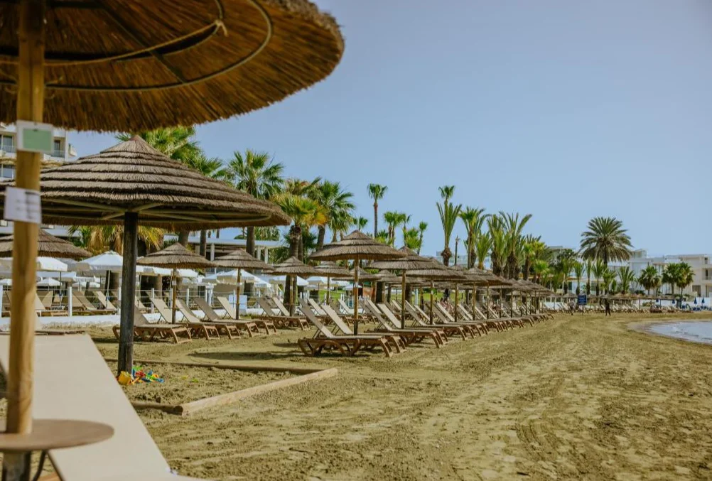 Hotel Golden Bay Beach ligbedden 