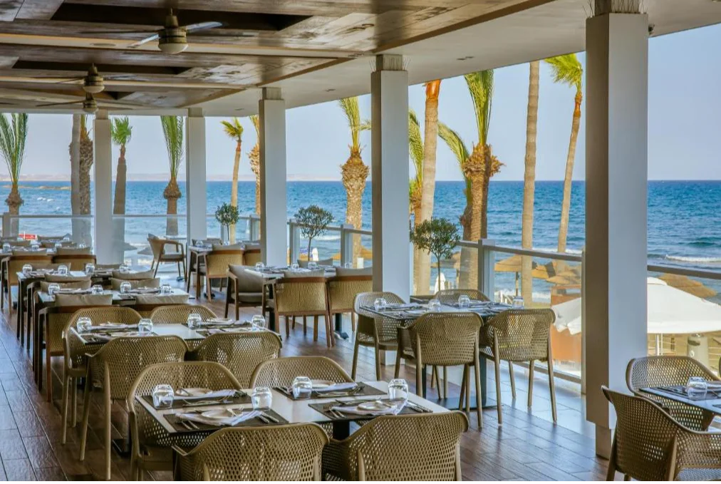 Hotel Golden Bay Beach terras 
