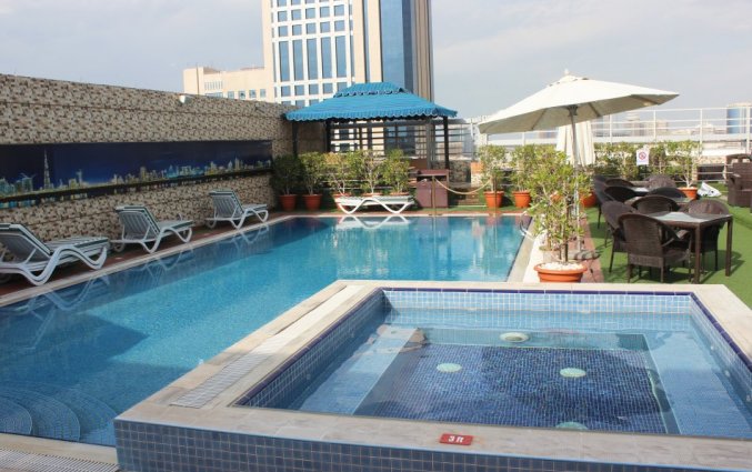 Dakterras met zwembad van Hotel Orchid Vue