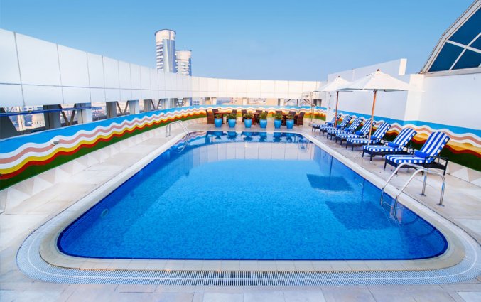 Dakterras met zonneterras van Hotel Grand Excelsior in Dubai