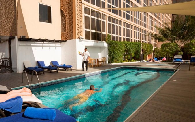 Zwembad van Hotel Arabian Courtyardin Dubai