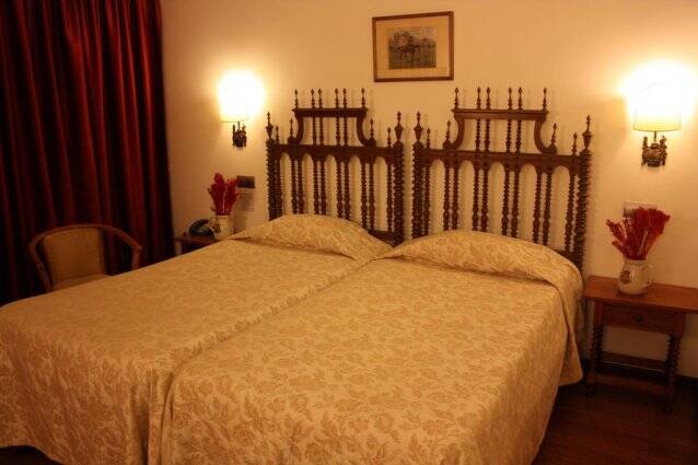 tweepersoonsbed in kamer van Hotel Vice Rei Porto