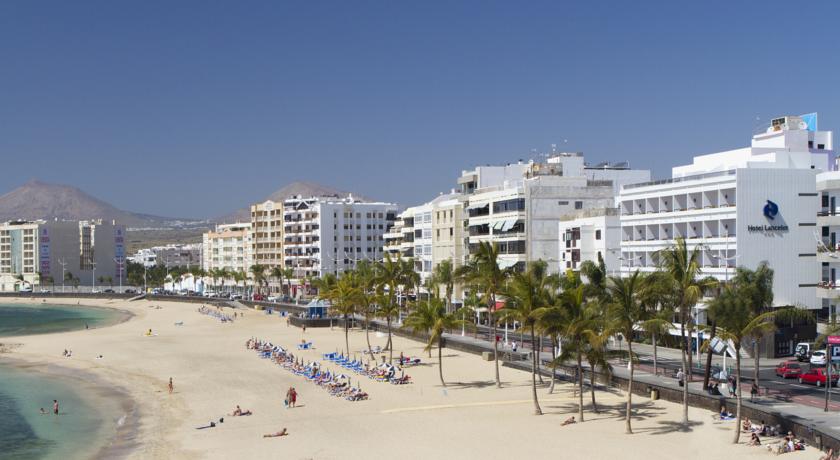 Het strand voor hotel Lancelot op Lanzarote