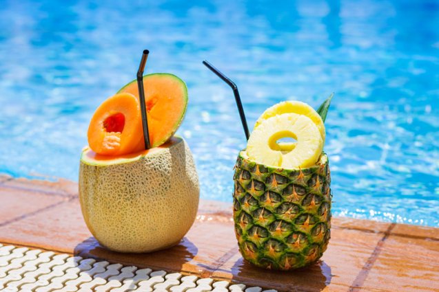 Cocktails met ananas en kokosnoot bij mystery bestemming
