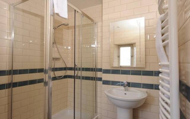 Badkamer van een tweepersoonskamer van Hotel Brooks in Edinburgh