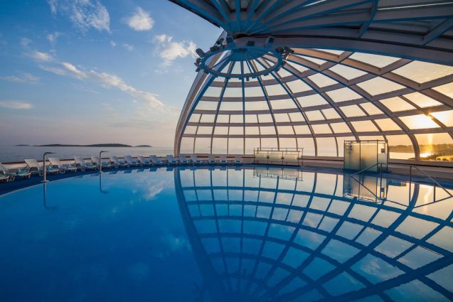 Zwembad van Hotel Zora in Dalmatië