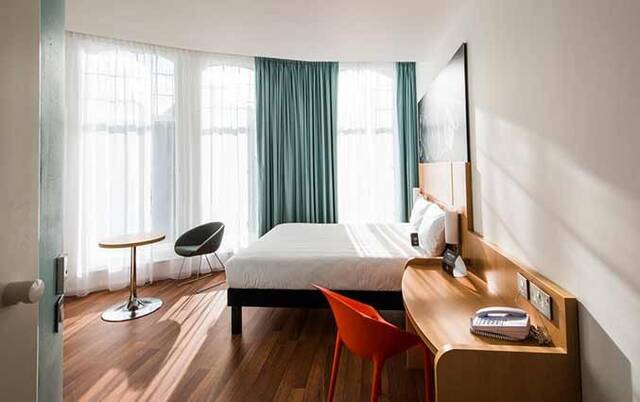 Tweepersoonskamer van hotel Ibis Centre South Bridge in Edinbugh