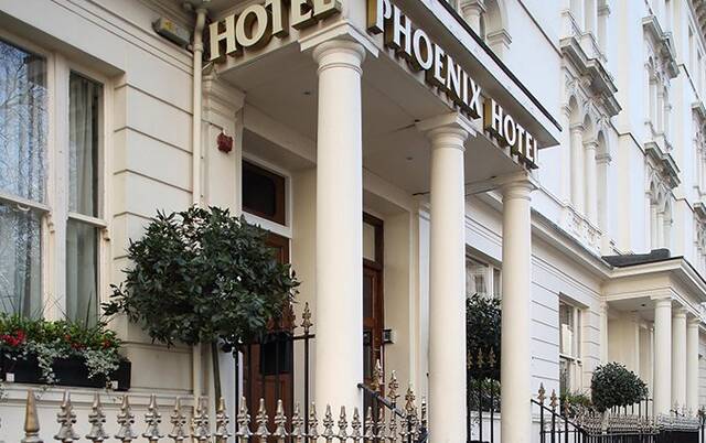 Entree bij hotel Phoenix Londen