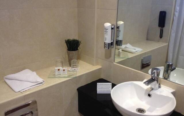 Badkamer van een tweepersoonskamer van Hotel Cassidys in Dublin