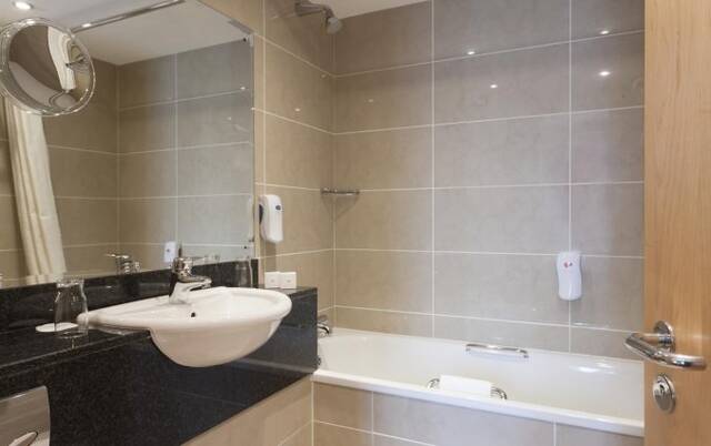 Badkamer van een tweepersoonskamer van Hotel Academy Plaza in Dublin