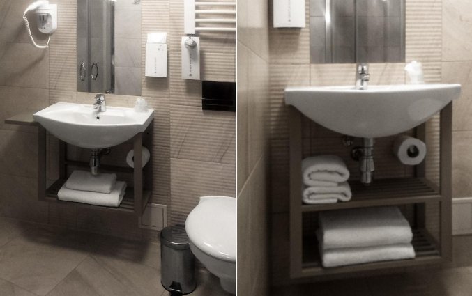 Badkamer met wasbak en wc van hotel Golden Tulip Krakow City Center stedentrip Krakau