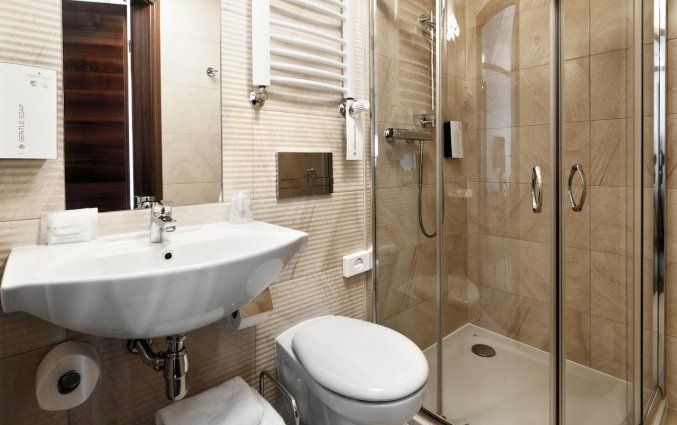 Badkamer met wc en douche van hotel Golden Tulip Krakow City Center stedentrip Krakau
