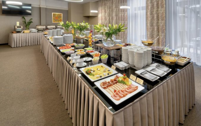 Ontbijtbuffet van hotel Golden Tulip Krakow City Center stedentrip Krakau