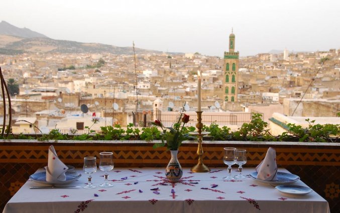 Terras met uitzicht van Riad Dar el Ghalia in Fez