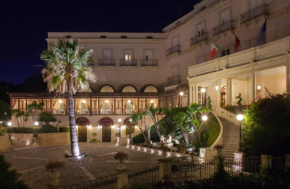 Hotel Grand Villa Politi gebouw