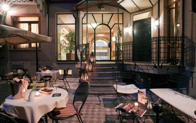 Terras van Hotel iH Milano Regency Milaan Italië