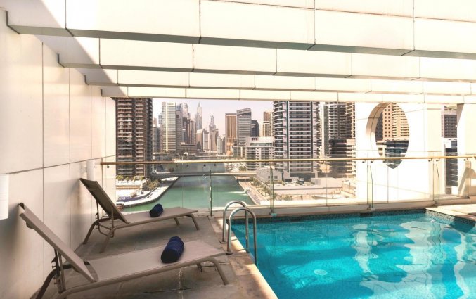 Zwembad van Hotel Jannah Marina Bay Suites in Dubai