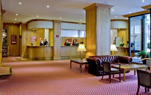 Lobby en receptie van Hotel President in Londen